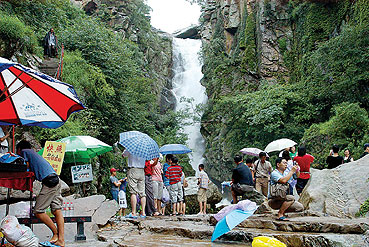 連云港漁灣風景區 飛瀑流泉引客來，自然勝境展新顏